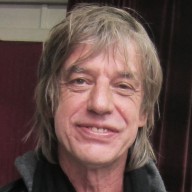 Jean-Louis Aubert s'inspire dans l'atmosphère zen de notre boutique de Tailleurs à Paris 6ème