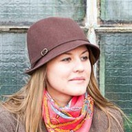 Maria Yeshchenko, fidèle cliente de la retoucherie L'ART DE L'AIGUILLE