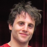 Patrick Piard à la boutique de retouches.