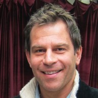 Ronald Guintrange entre deux sets, à l'art de l'aiguille pour ses retouches à Paris 6ème